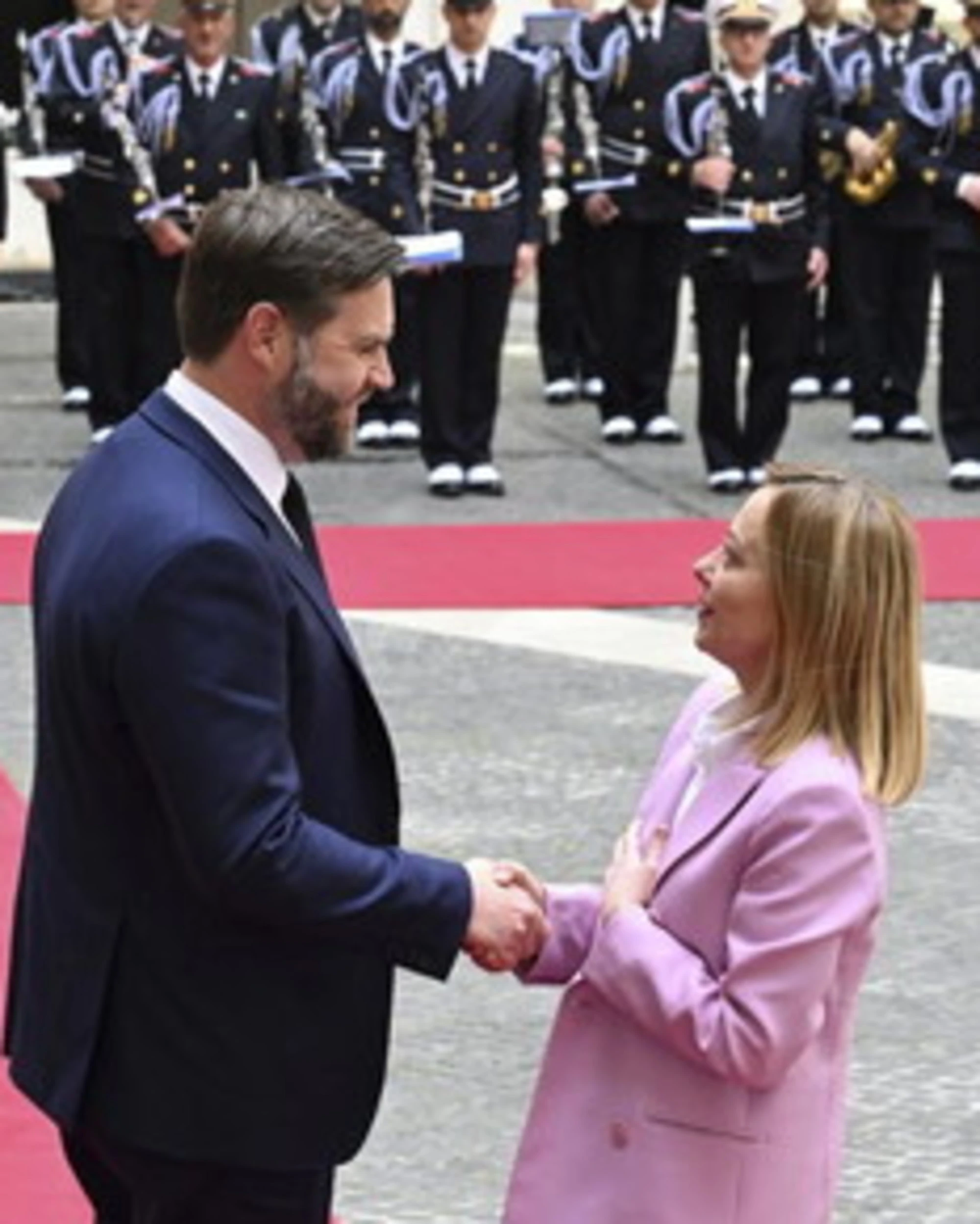 Giorgia Meloni con J.D. Vance: "Traduco da sola". La cronaca dell'incontro