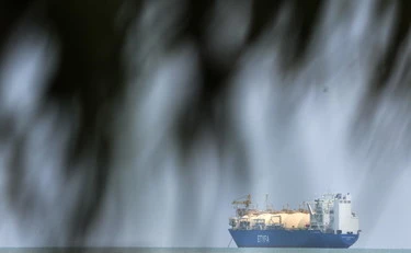 Iran, la giornata. Trump scettico sulla riapertura di Hormuz, ma la prima nave col gas liquefatto lascia il Golfo