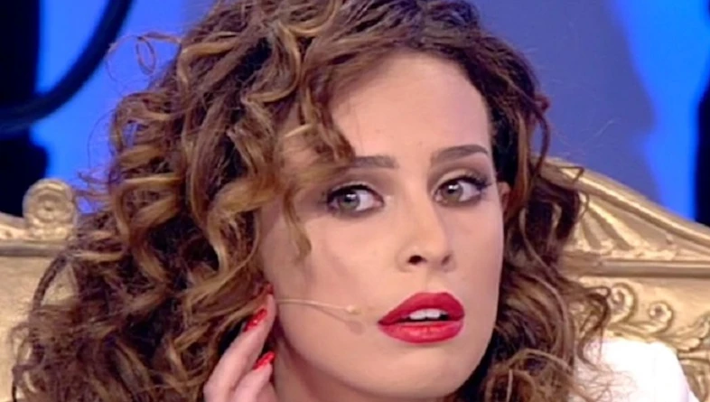 Uomini e donne, dramma Sara Affi Fella: scuse rifiutate, il braccio destro di Maria De Filippi la massacra