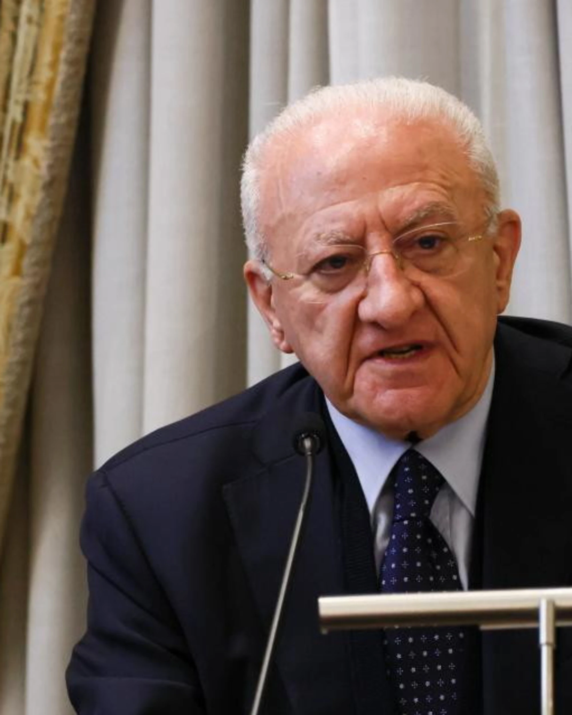Vincenzo De Luca, che figuraccia: le Covid-card arrivano ora (con 4 anni di ritardo)