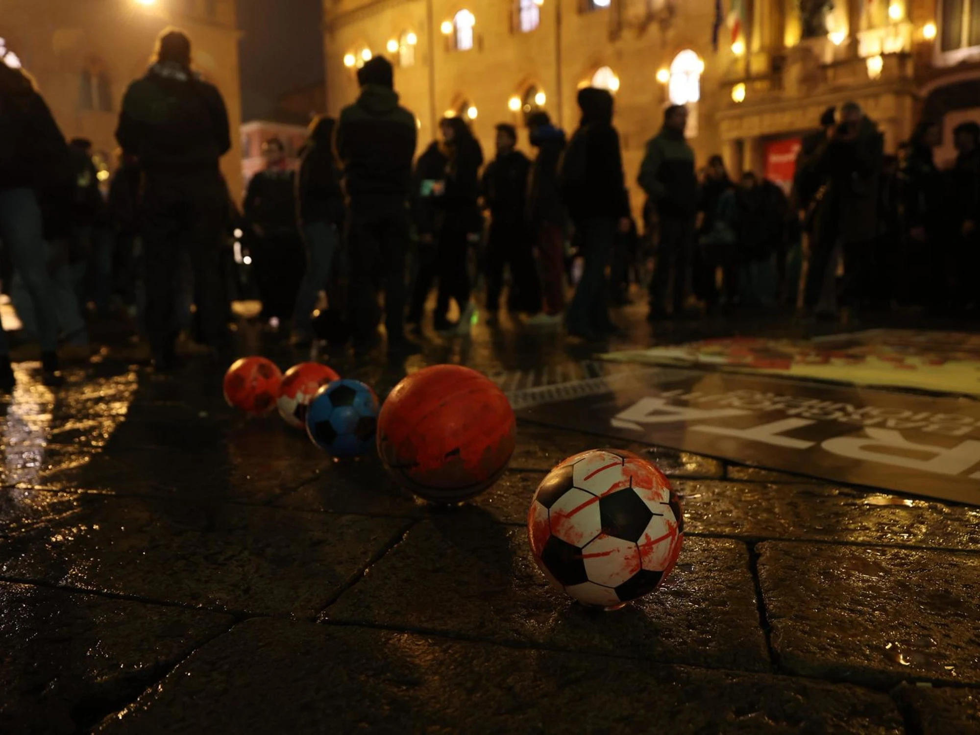 Bologna assediata dai pro-Pal: in mezzo al corteo Patrick Zaki