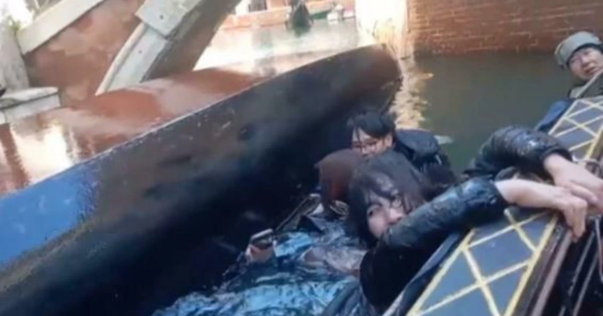 Venezia, il giro in gondola finisce malissimo: il video virale