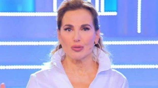 Barbara d'Urso, "ti taglia la testa". Orrore contro la conduttrice, il folle che voleva ucciderla: nello studio di Canale 5...