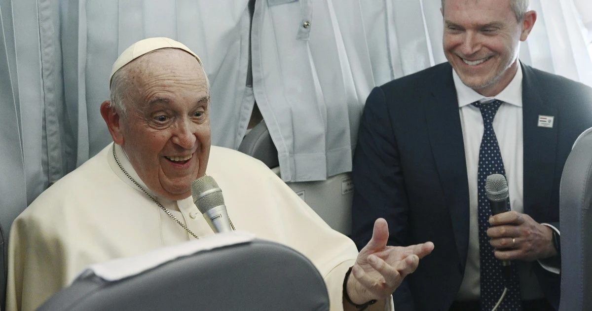Elly Schlein, la satira di Lercio: "L'armocromista del Papa? Non fa un c... da anni"