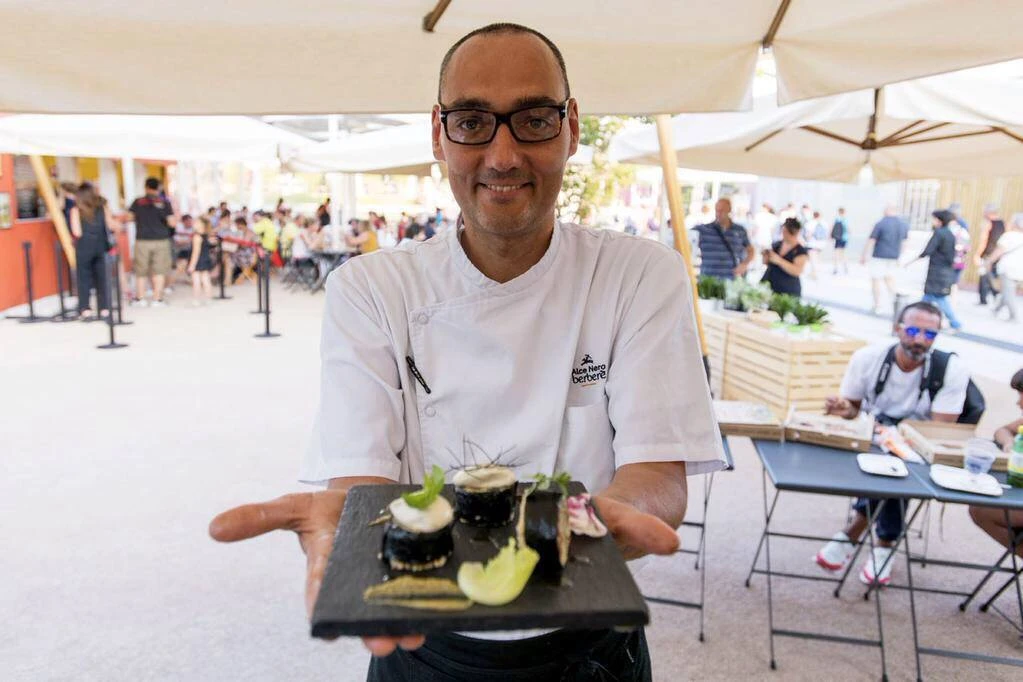 Lo chef vegano umiliato dai clochard. Vedono i suoi piatti, lo asfaltano in mensa