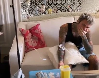 Fedez, malore a Dubai: le urla di Chiara Ferragni e la chiamata ai soccorsi. Foto con la flebo su Instagram