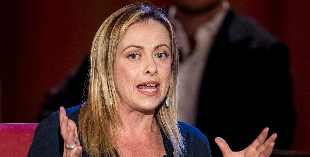Giorgia Meloni meglio di Almirante, sfonda il 10% nei sondaggi e si trasferisce nel suo ufficio