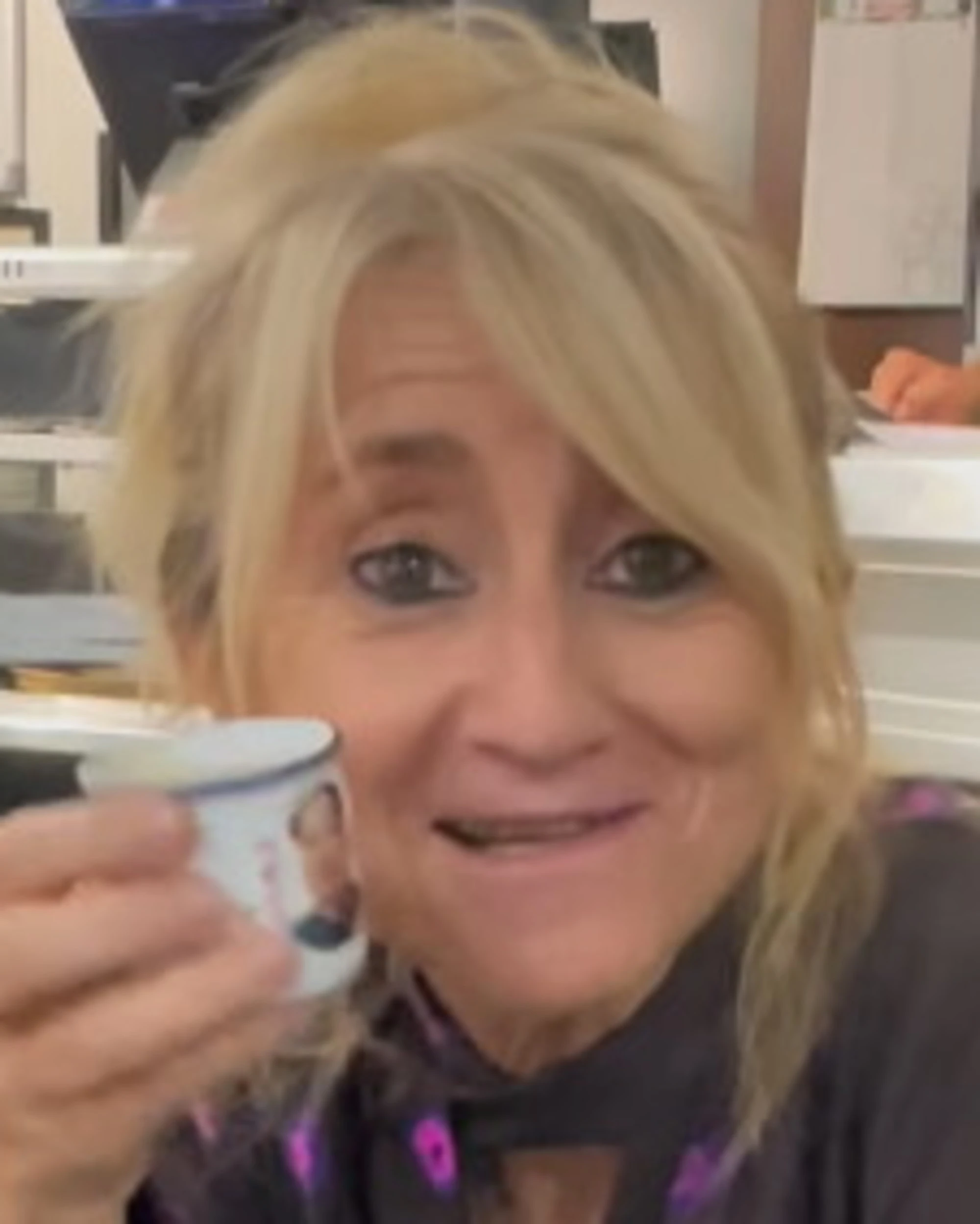 Luciana Littizzetto, FdI la inchioda per la tazzina di Mao. E lei cancella tutto: la figuraccia