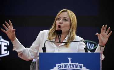 Atreju, Giorgia Meloni dà una lezione a Ilaria Salis: "Vergogna, vergogna, vergogna!"