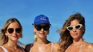 Chiara Ferragni con le sorelle Valentina e Francesca, scatto incendiario: "Ma per una lo slip è inesistente"