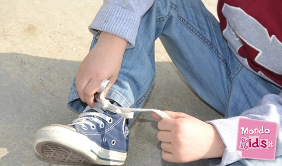 I bambini non sanno più allacciarsi le scarpe