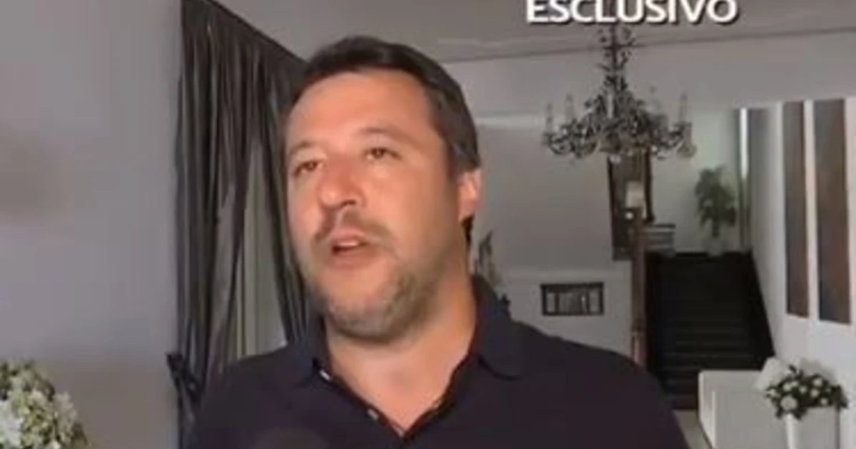 Stasera Italia, Matteo Salvini attacca Matteo Renzi: "L'ennesima capriola non mi stupisce"
