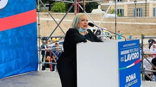 Maria Giovanna Maglie in piazza con il centrodestra: "Ricordatevi delle bugie della Cina e di chi ci vuole svendere a Pechino"