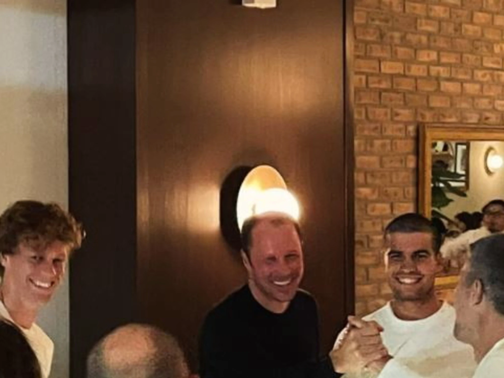 Sinner e Alcaraz, il video fa il giro del mondo: come li sorprendono