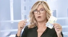 Myrta Merlino a L'aria che tira: "Soldi o forbice?". Euro in mano, ecco come spiega il Recovery Fund