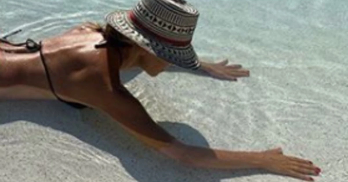 Barbara d'Urso sirenetta in piscina, la foto che fa scalpore: lato B in bella vista