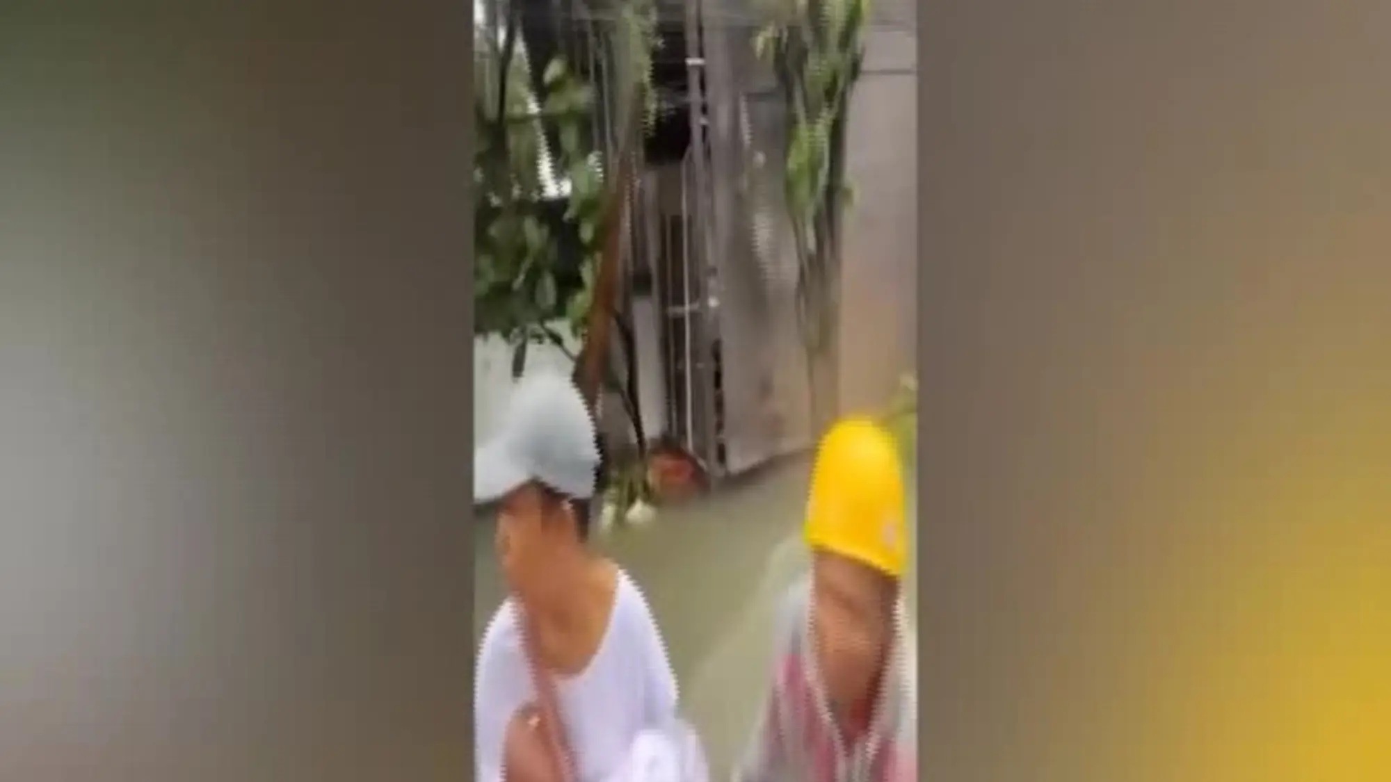 Indonesia, Bali sott'acqua: residenti e turisti evacuati con i gommoni