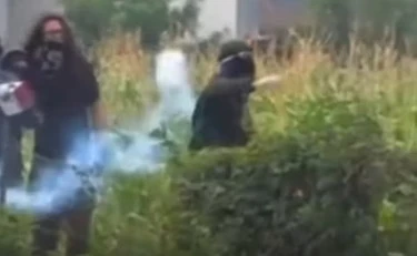 No Tav, l'assalto antagonista al cantiere: in fiamme le camionette dei carabinieri