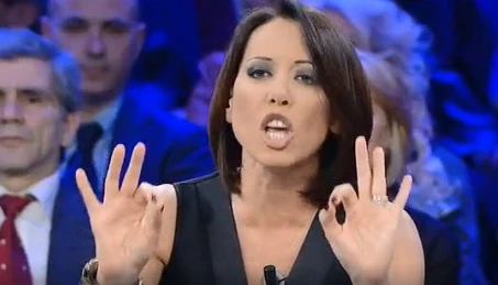 Non è l'Arena, look audace per Nunzia De Girolamo: l'occhio cade lì sotto / Video