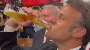 Emmanuel Macron sconcertante: in quanto tempo beve una birra intera
