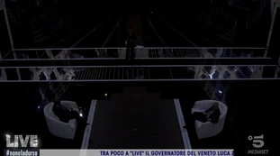 Live Non è la D'Urso, mentre parlano Vespa e Giordano va in onda questa roba: minuti di grosso imbarazzo