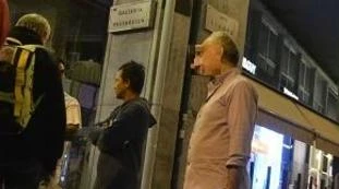 La coda dei "nuovi poveri" in San Babila