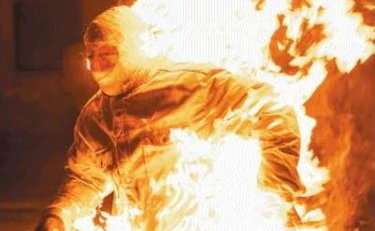 Cadute, cazzotti, incendi: il pericolo è il loro lavoro "Ma non siamo dei pazzi"