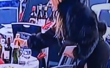 Trump, dopo gli spari i giornalisti in sala rubano tutto: immagini choc