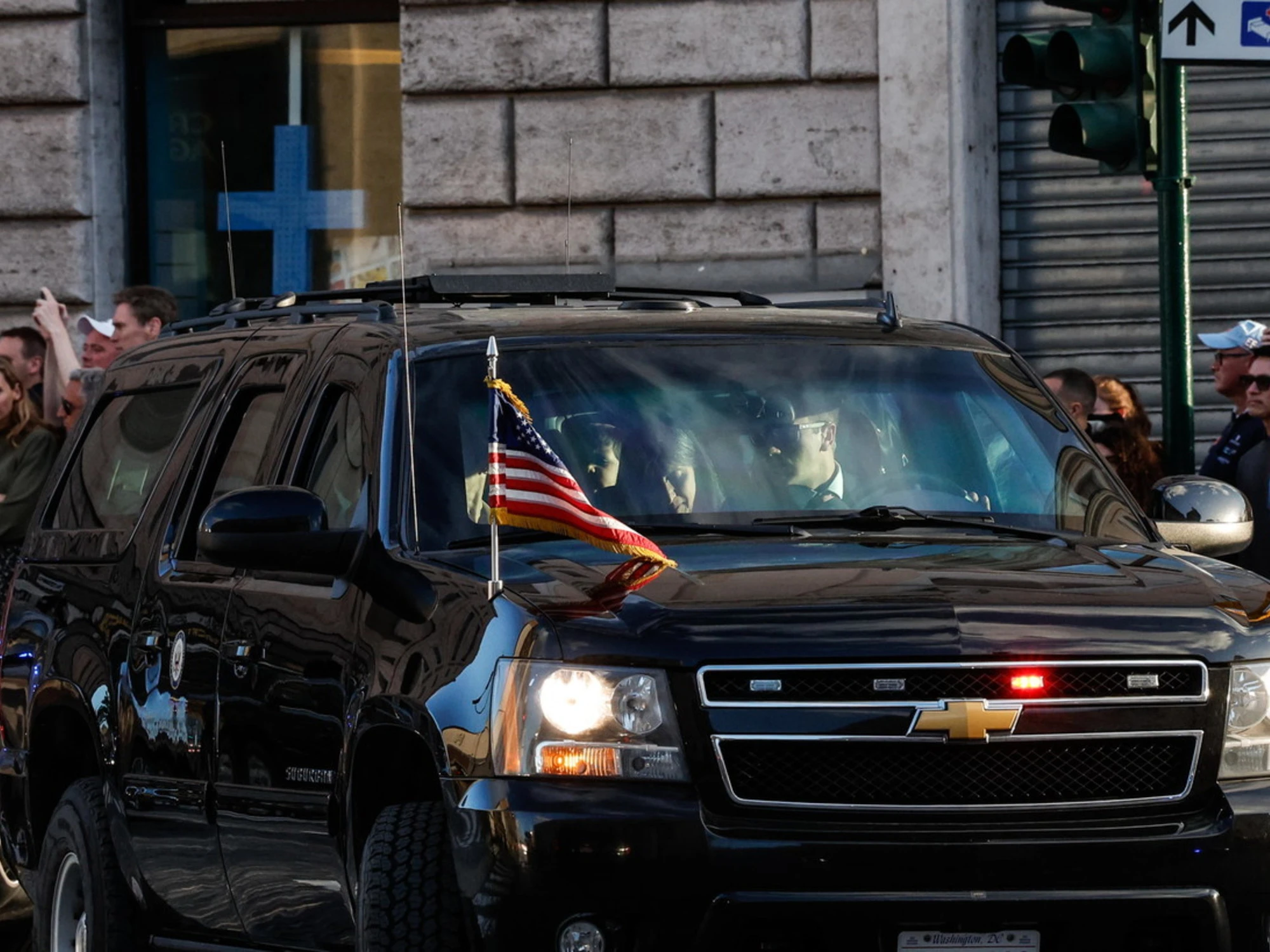 La sinistra adesso vuole scegliere pure la scorta americana di Vance