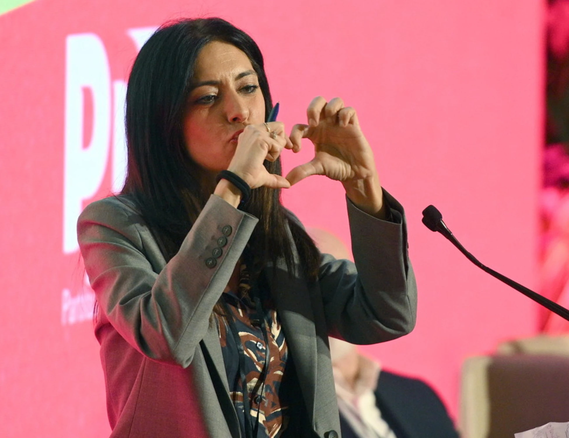 Picierno e Berizzi, rissa e insulti: "Chiacchieri coi fascisti", "Che cosa sei". Com'è ridotta la sinistra