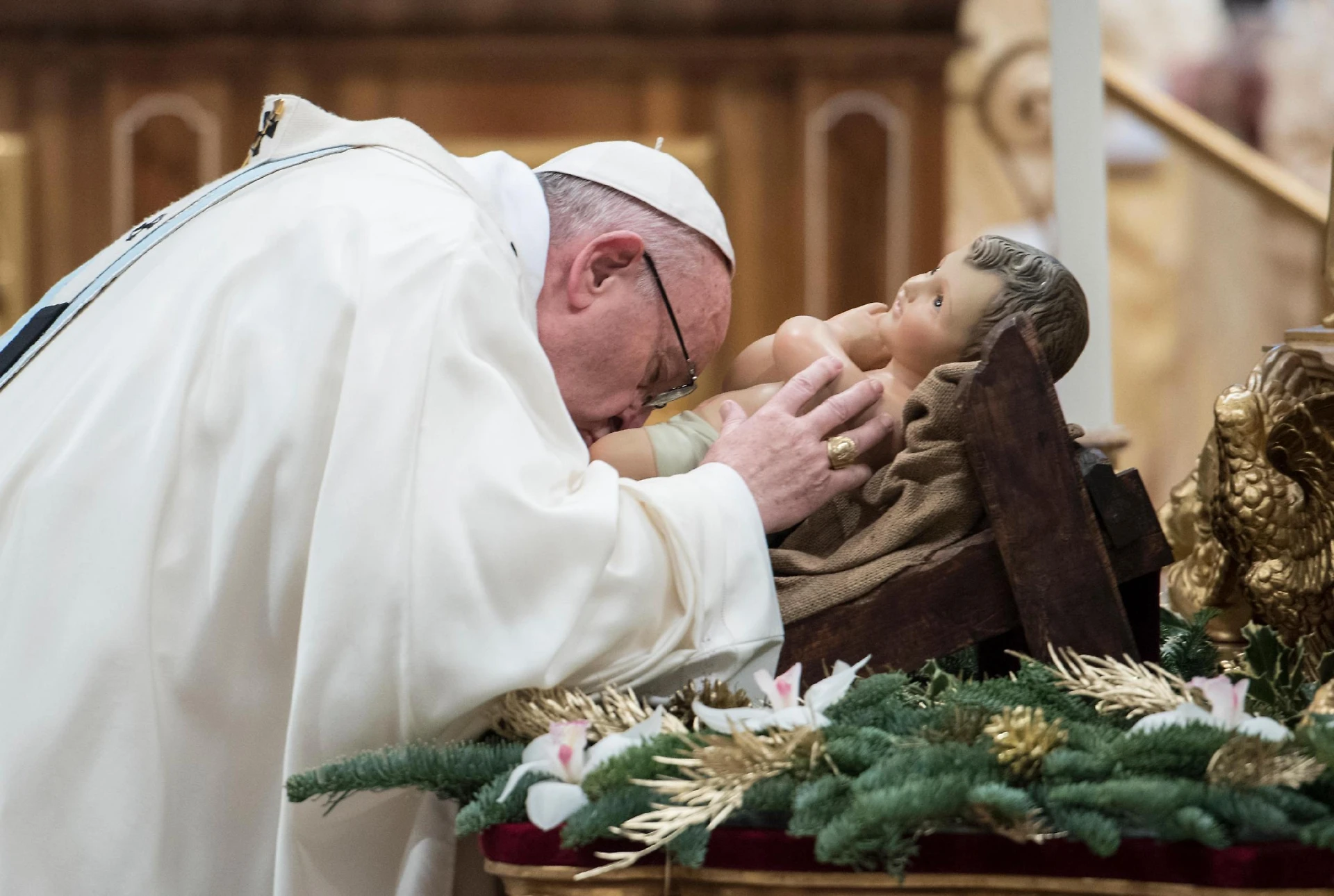 Vaticano, Papa Francesco cambia la messa: obbligo di silenzio e letture "proibite"