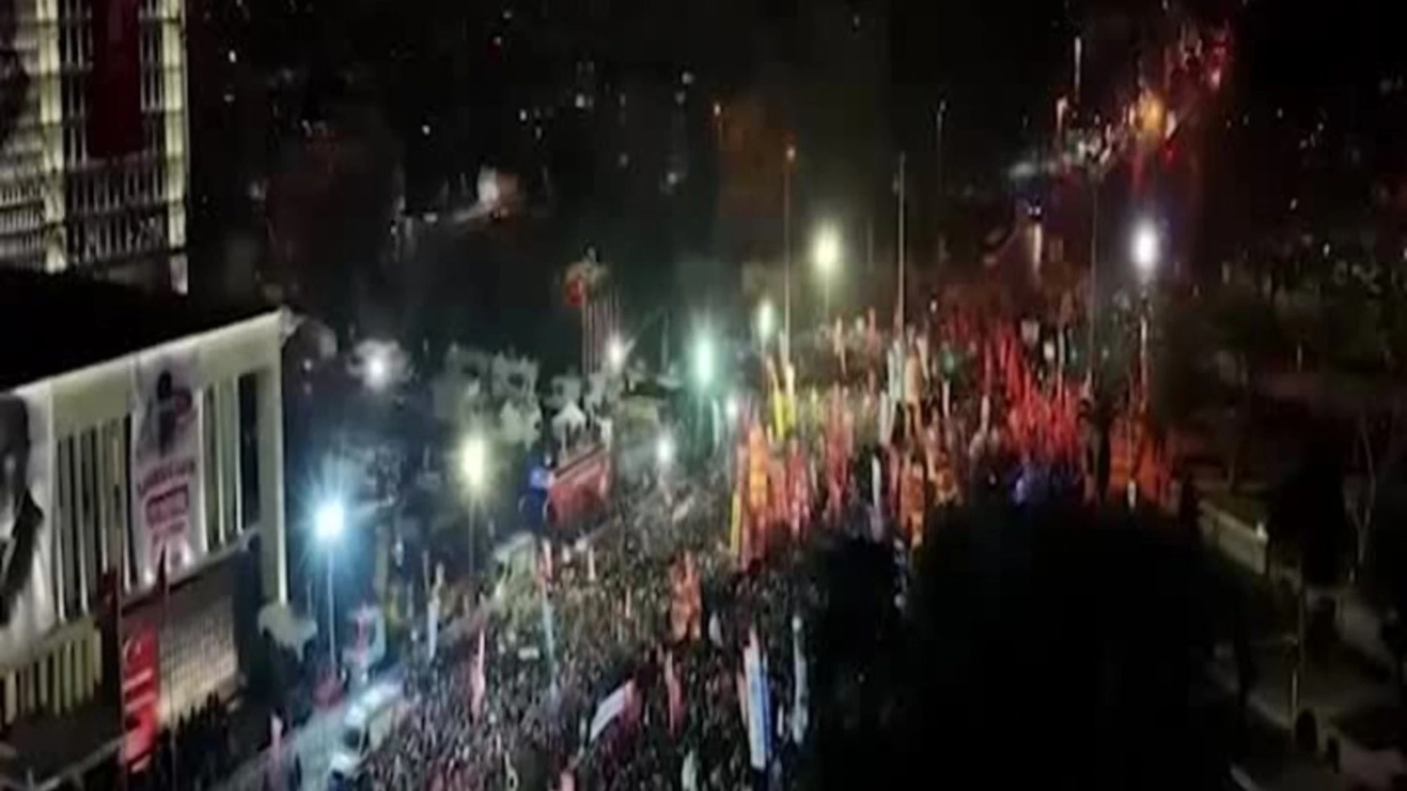 Turchia, in migliaia a Istanbul manifestano per il primo anniversario della detenzione del sindaco