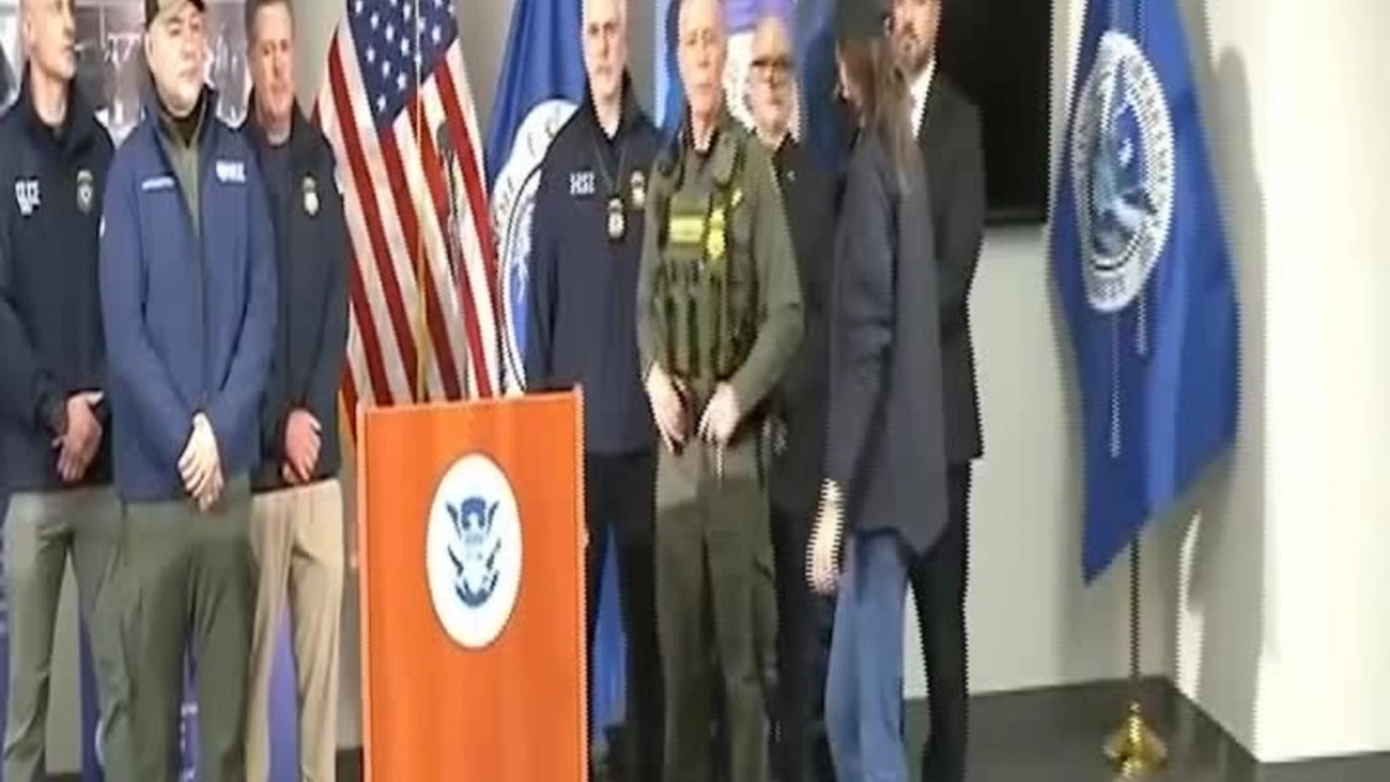 Minneapolis, Kristi Noem: "La donna ha tentato di investire un agente"