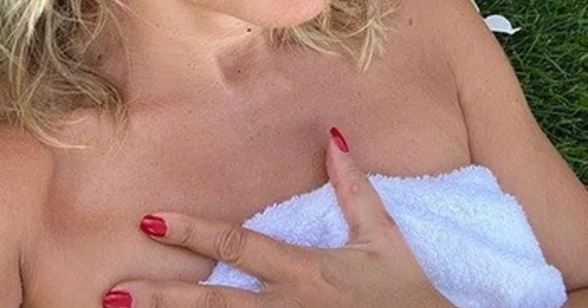Barbara D'Urso, a 62 anni così: la prova definitiva, è eterna. Uno tsunami sexy