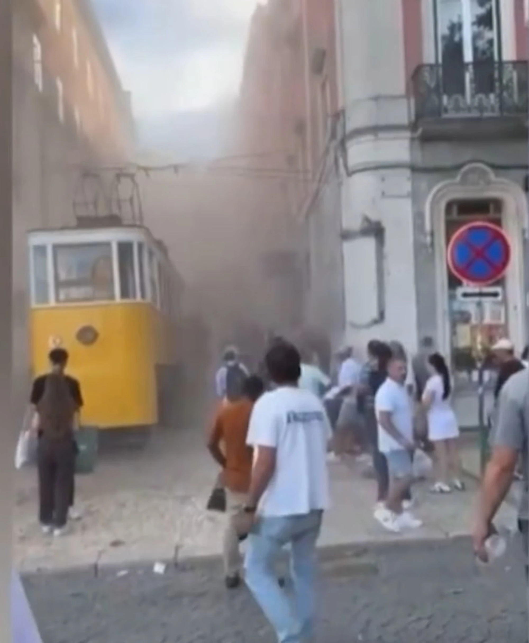 Lisbona, la funicolare Gloria deraglia: è una strage