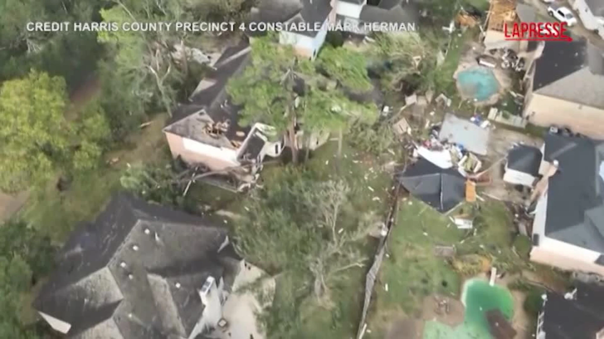 Usa, tornado colpisce Houston: la zona danneggiata vista da un drone