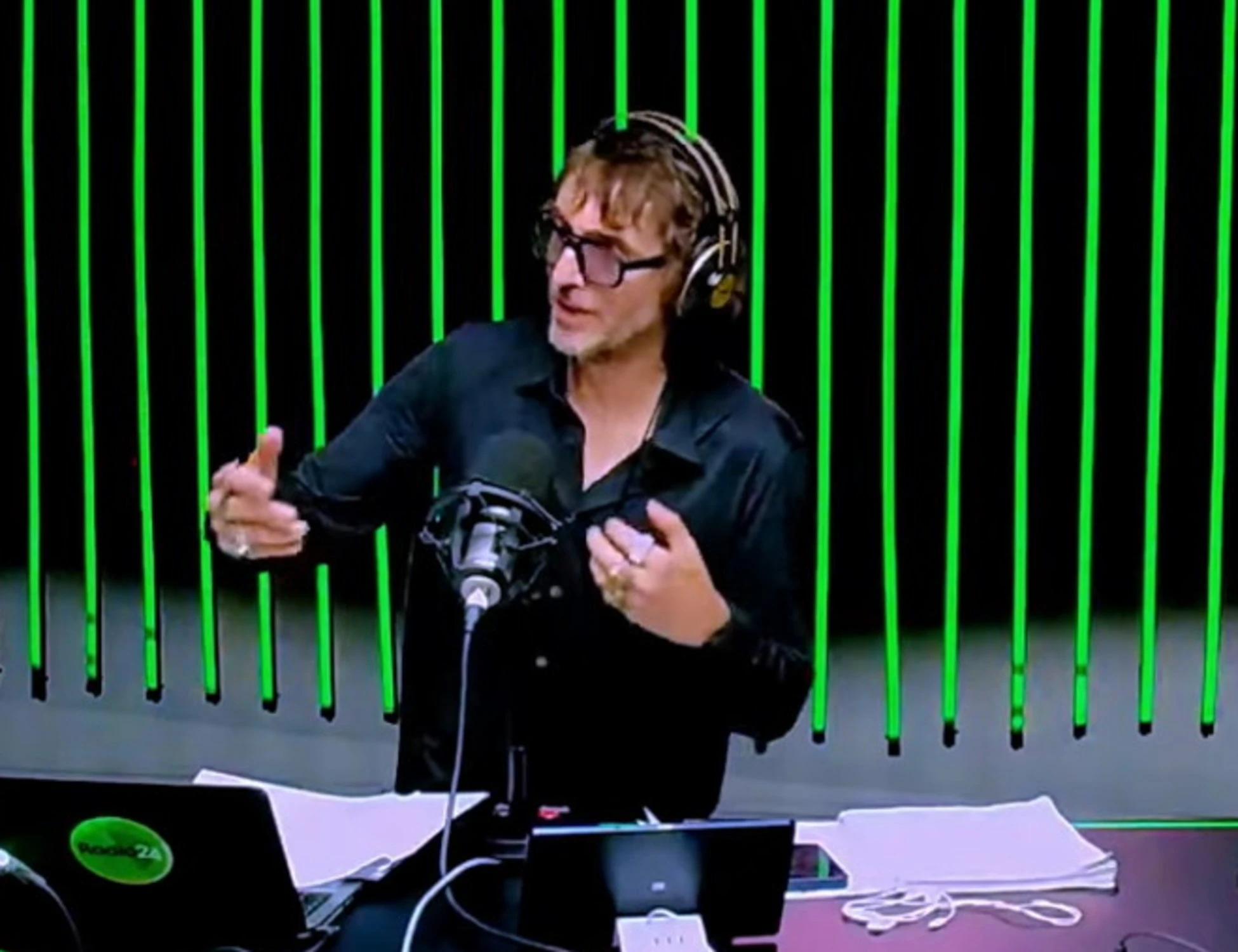 Giuseppe Cruciani spiana Enzo Iacchetti: "Quelli come te..."