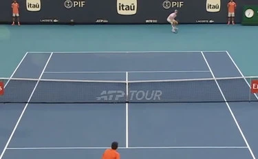 Jannik Sinner supera Michelsen: tanta fatica, poi il colpo da urlo 