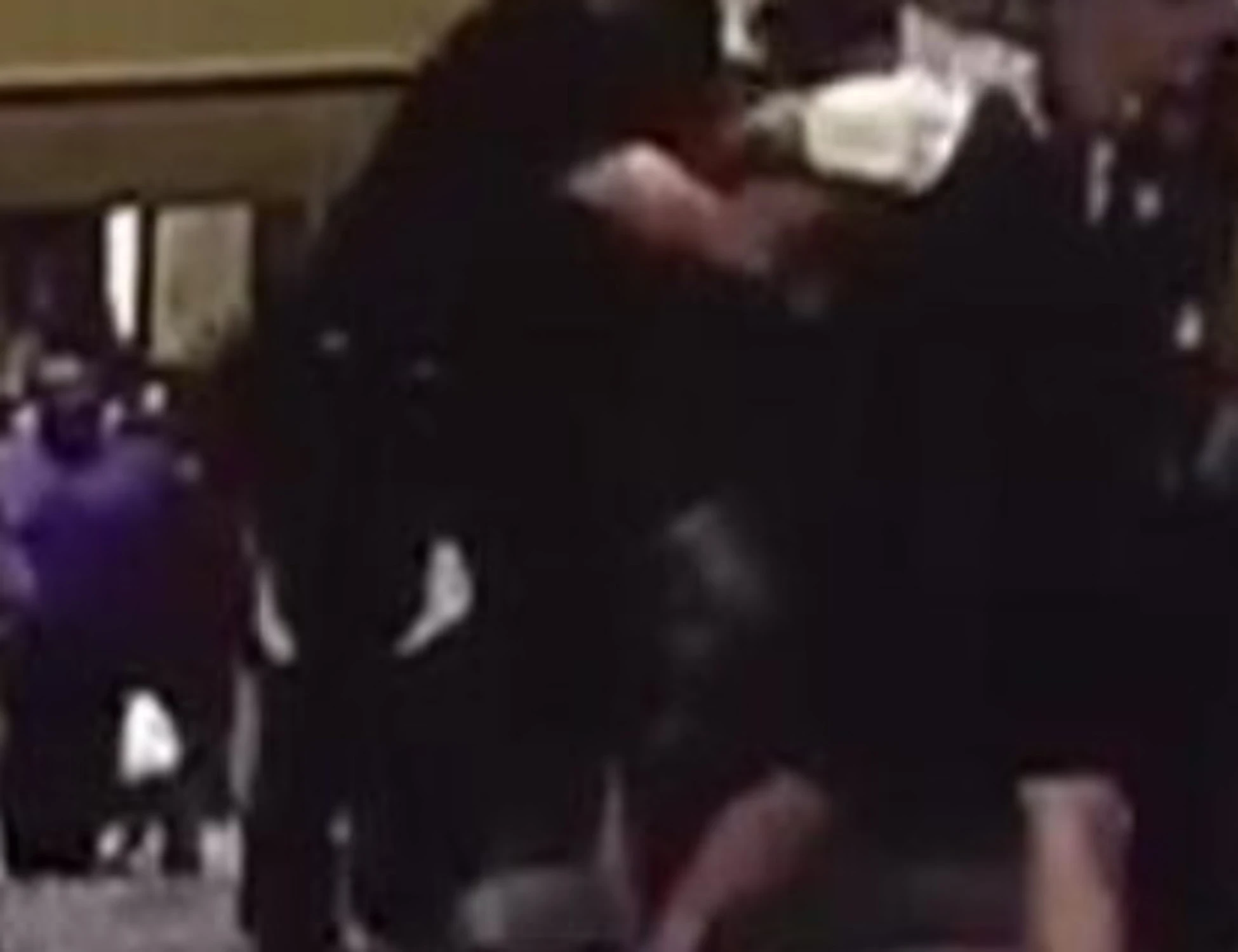 Roma, egiziano tenta lo scippo con la "mossa Zidane": la vittima è un poliziotto, finisce male