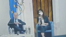 Virginia Raggi, una gaffe imperdonabile: &quot;Se guardate bene, si vede anche...&quot;. Sconcerto in sala: si auto-umilia