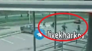 Kharkiv, il missile russo piove sui civili: uno di loro si ferma, un video sconvolgente