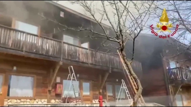 Asiago, incendio in una struttura ricettiva: nessun ferito, le immagini