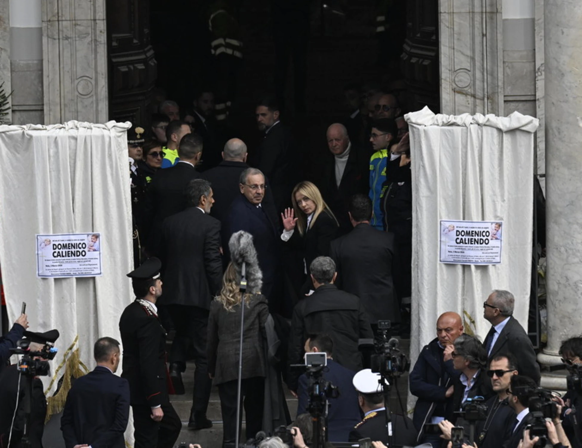 Domenico, l'ultimo saluto nel Duomo di Nola: Meloni ai funerali conforta la mamma del bimbo