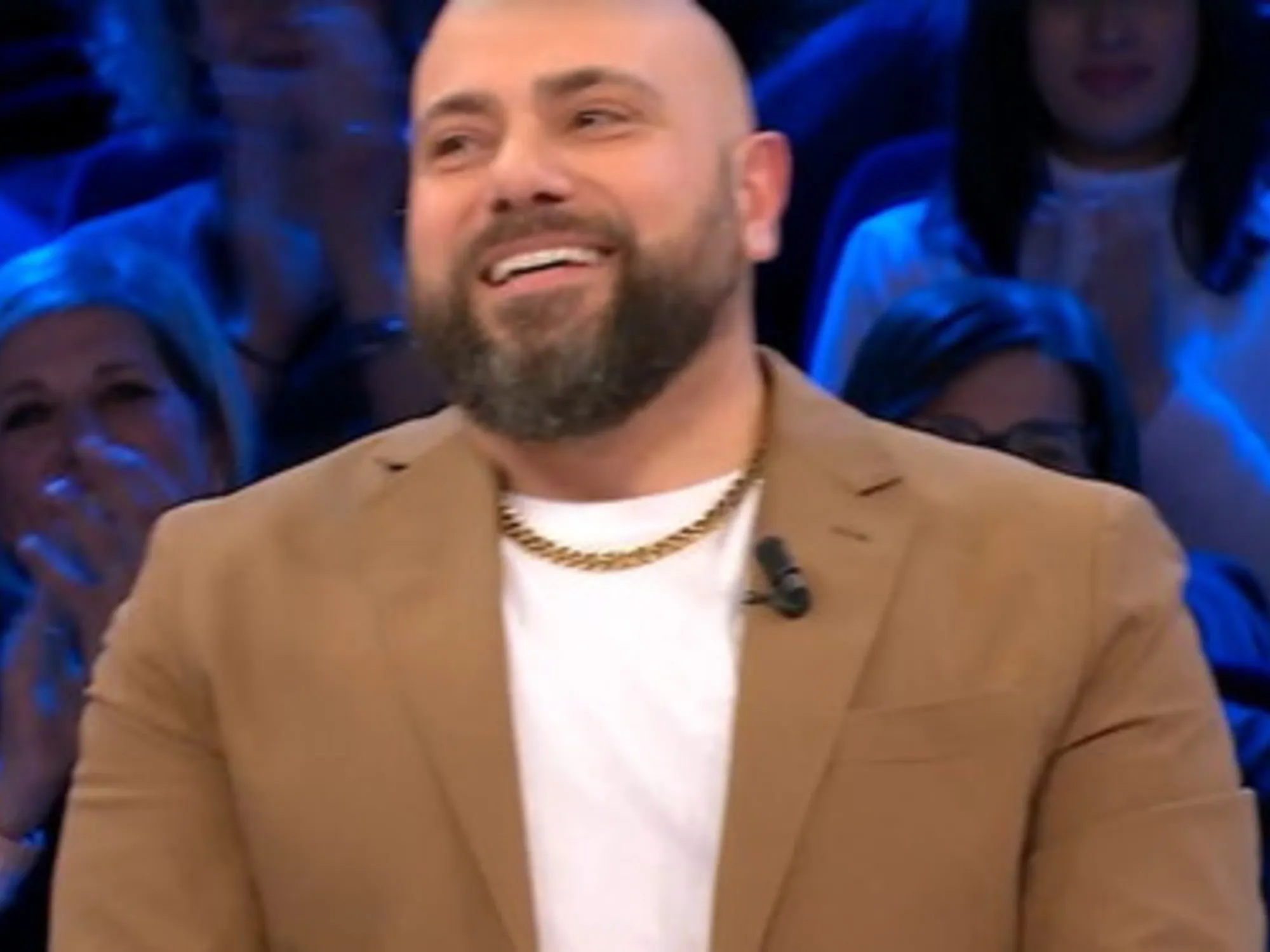 Affari Tuoi, Dino si presenta così: il pubblico impazzisce a tempo record. E poi Angela...