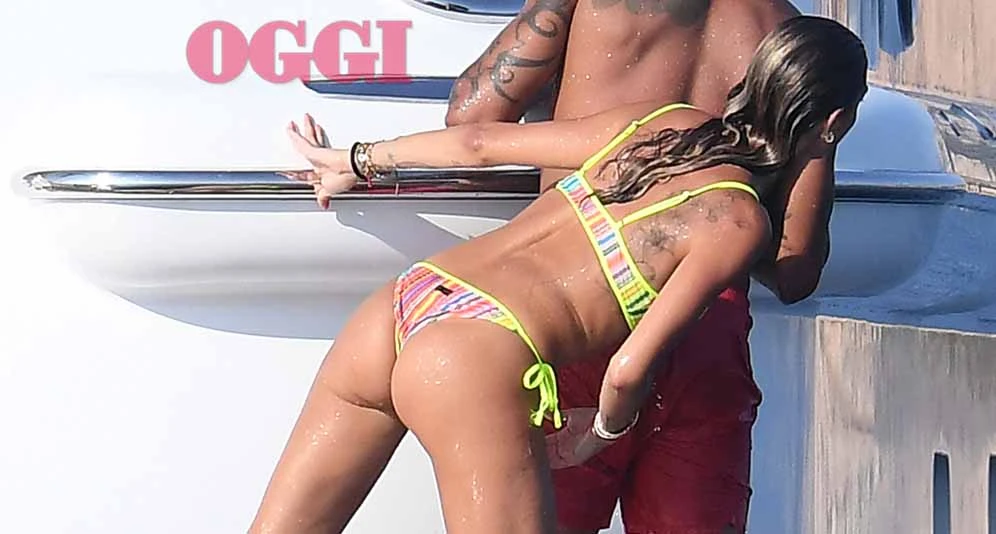 Melissa Satta, primo piano al lato B sullo yacht: paparazzo esagerato
