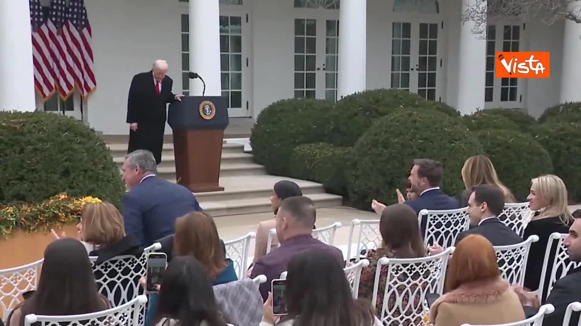 Donald Trump lo grazia, il tacchino risponde così: mai visto prima