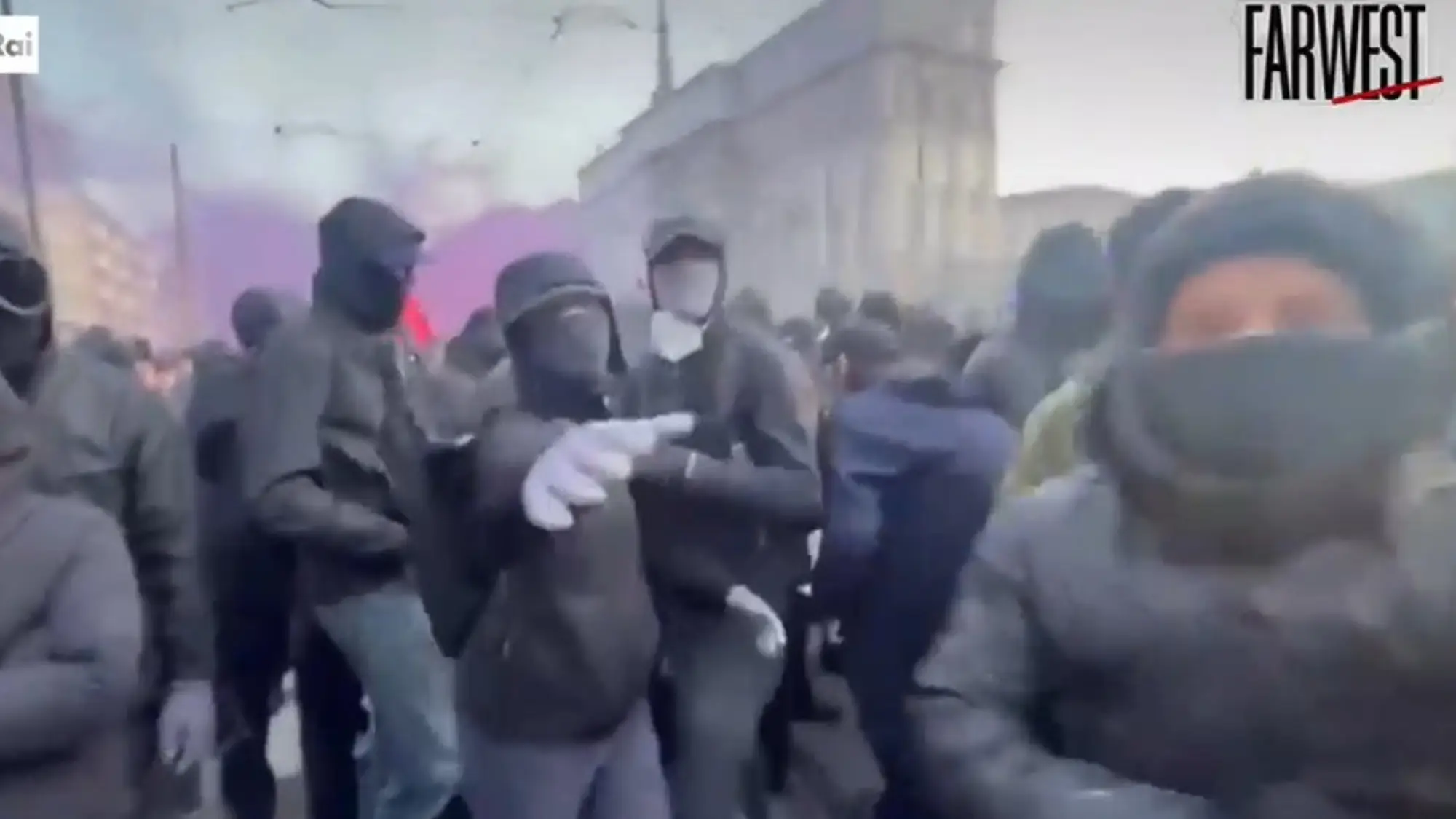 Askatasuna, la troupe di Farwest aggredita a Torino