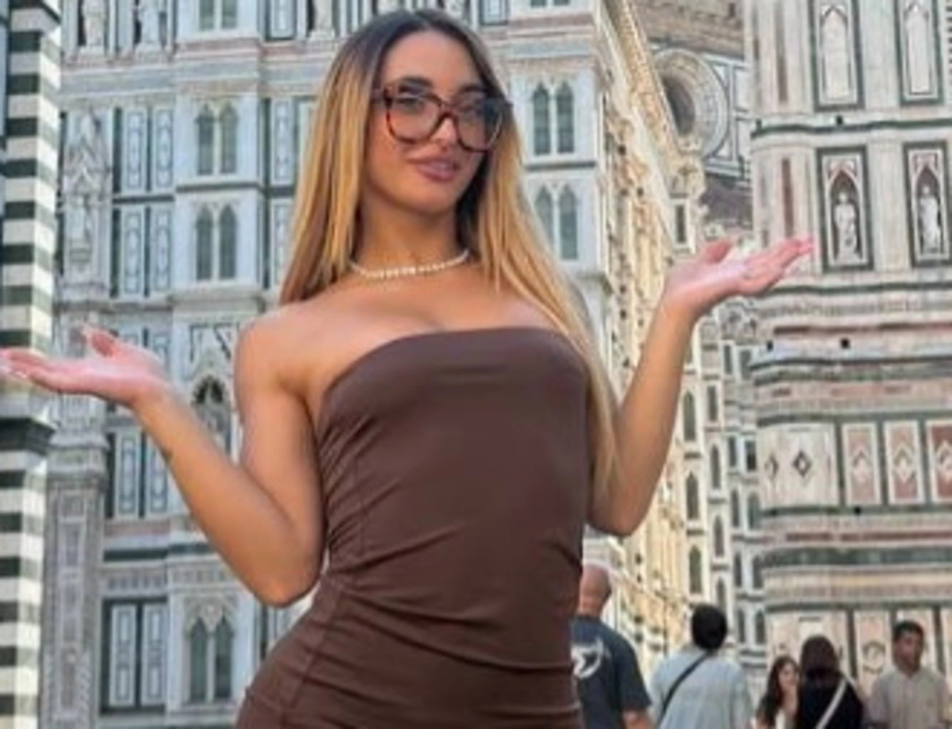 Sara Diamante posa semi-nuda davanti al Duomo di Firenze, insorge FdI: "Oscena"