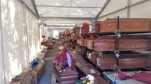 Palermo, una strage: coronvirus, cimiteri pieni. La foto-choc delle 700 bare accatastate
