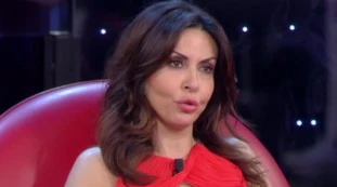 Tu si que vales, Sabrina Ferilli vede un "p***e dondolare" e spiazza la De Filippi: "Che spettacolone"